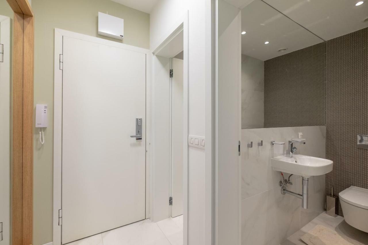 Vitosha Blvd Luxury 2-Bedroom, 2-Bathroom With Balcony Sofia Exterior foto